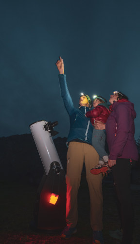 famille regardant les etoiles
