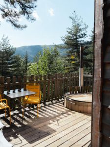 terrasse cabane dans les arbres